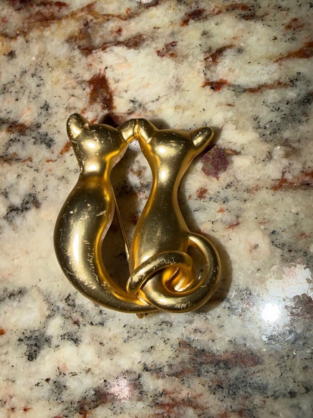 Vintage Gold Tone Intertwined Cats Brooch